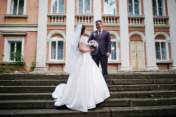 Obraz premium Solid wedding couple background old building with columns.