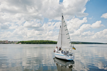 Naklejka premium Wedding couple in love at small sailboat yacht on lake.
