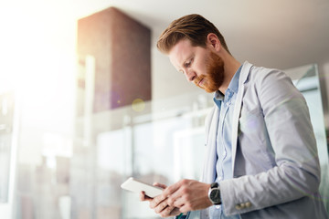 Obraz premium Businessman having tablet and phone at hand