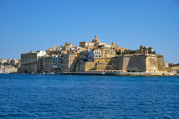 Fototapeta na wymiar The view of Senglea (L-isla) peninsula from the waterfront of Valletta. Malta