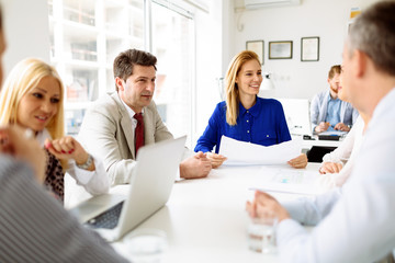 Obraz premium Businesspeople collaborating in office