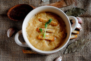 pea cream soup with crackers