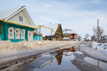 Fototapeta premium Улица с газовой трубой в селе Николо-Погост Нижегородской области