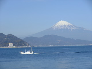 富士山と船