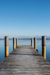 Fototapeta premium Bootssteg am Chiemsee im Chiemgau in Bayern
