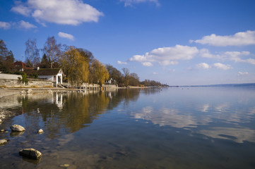 Obraz premium Schöne Wolkenspiegelung am Bodensee im Frühjahr 