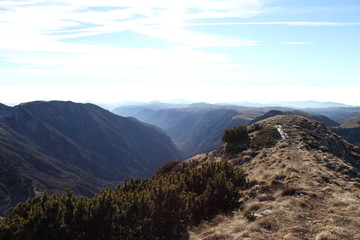 In cima alle Dolomiti.Nello sfondo la Pianura Padana sommersa dalla nebbia 