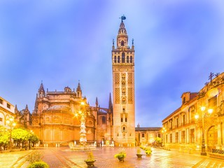 Fototapeta na wymiar Cathedral de Santa Maria de la Sede with the Giralda bell tower in Sevilla, Andalusia, Spain.