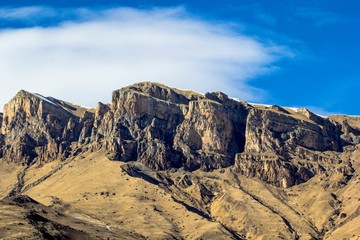 Горный пейзаж, вид на высокие скалы, природа Северного Кавказа