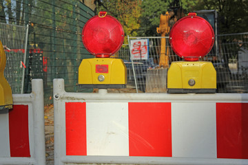 Warnbaken und Warnleuchten an Baustelle