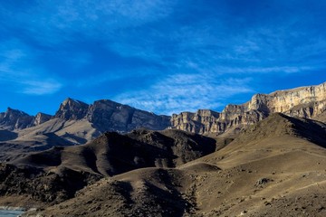 Горный пейзаж, вид на высокие скалы, природа Северного Кавказа