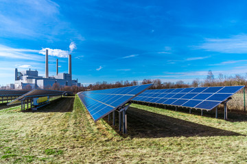 Solaranlage in der Sonne neben einem Heizkraftwerk