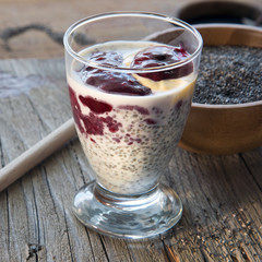 Chiasamen mit Müsli und Beerenfrüchten, Superfood