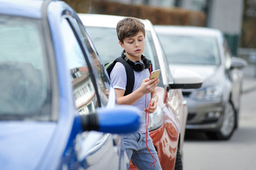 Junge achtet nur auf sein Handy, nicht auf den Verkehr