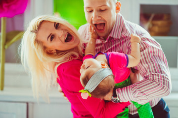 Obraz premium Man bends over his little daughter and blonde woman