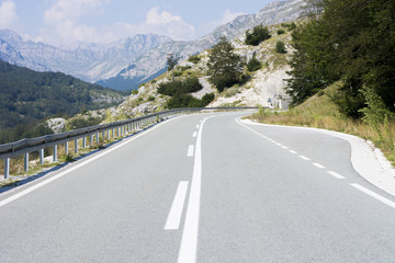 Naklejka premium Empty winding road in mountain valley
