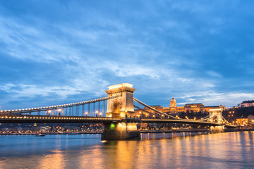 Fototapeta premium budapest chain bridge at sunset
