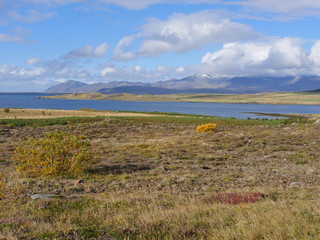 Blick über den Hvalfjörður auf den Berg Akrafjall
