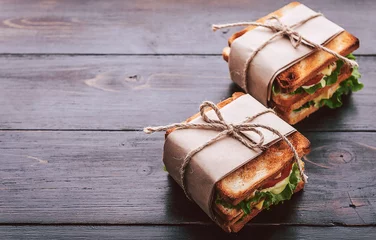 Fototapeten leckeres hausgemachtes Sandwich im rustikalen Stil © Mikhaylovskiy 