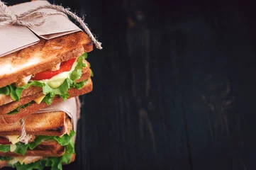 Photo sur Plexiglas Snack délicieux sandwich fait maison dans un style rustique