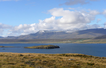 Landschaft am Hvalfjörður mit dem schneebedeckten Berg Miðfjall in Island