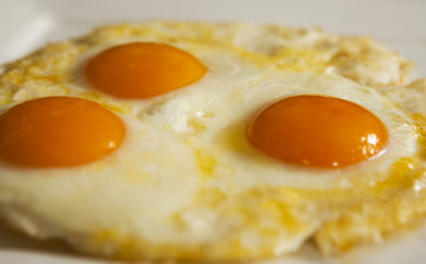 trois œufs au plat