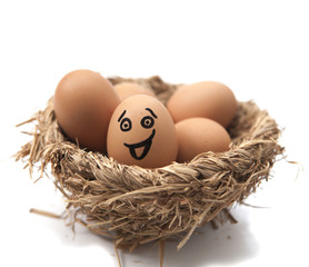 œuf souriant dans un nid d œufs de poule