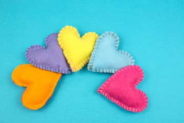 Corazones de fieltro