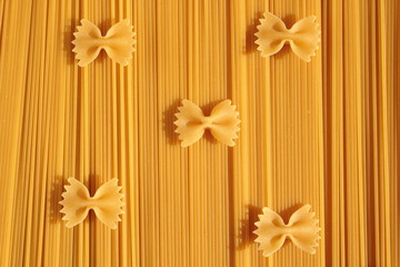 Makaron kokardki ułożony na spaghetti.