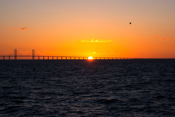 Fototapeta premium Sonnenuntergang vor der Öresundbrücke