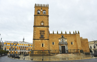 Catedral y ayuntamiento de Badajoz, España