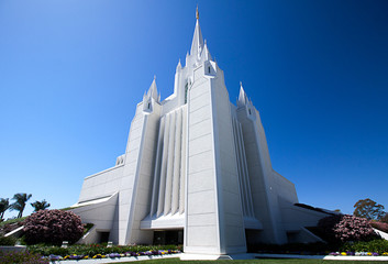 Mormon temple against a clear blue sky - obrazy, fototapety, plakaty