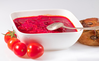 Borscht with cherry tomatos and bread