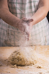 mani femminili che preparano l'impasto per la pasta fresca