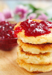 Cottage cheese pancakes with raspberry jam