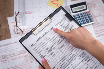 Obraz premium Business lady filling tax form. 2017. Financial concept.
