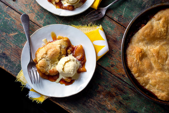 Peach pot pie with icecream