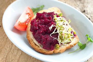 Brot mit Rote Bete mit Sprossen