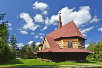 Drewniany kościół w Dwerniku w Bieszczadach