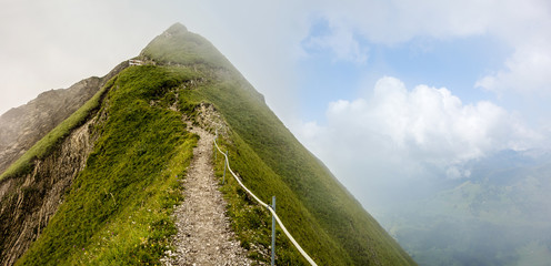 Gratwanderung im Nebel, Brienzer Rothorn, Schweiz