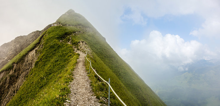 Fototapeta Gratwanderung im Nebel, Brienzer Rothorn, Schweiz