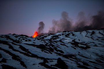 Płynąca lawa Etna dym