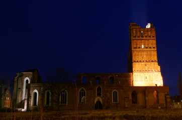 Głogów - ruiny kościoła Św. Mikołaja nocą.