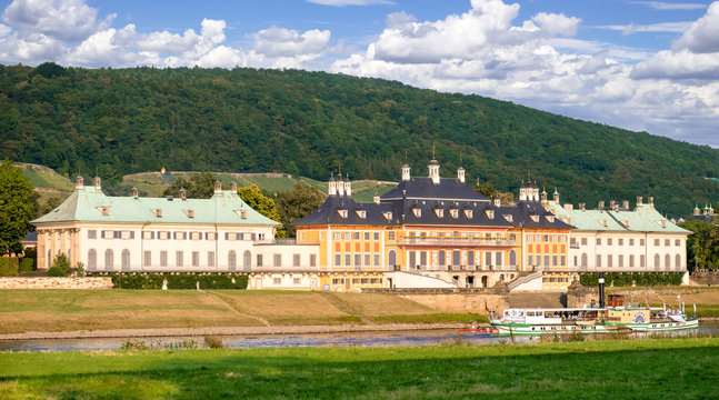 Schloss Pillnitz mit Elbe und Raddampfer