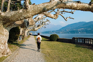 passeggiata sul lago di Como in inverno, Italy