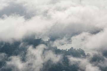 Mgły i chmury halny dolinny wiosna krajobraz - 139020700
