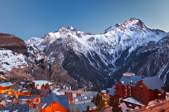 Fototapeta Ski resort Les deux alps in French Alps at night