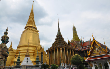 Fototapeta na wymiar Wat Phra Kaew interior