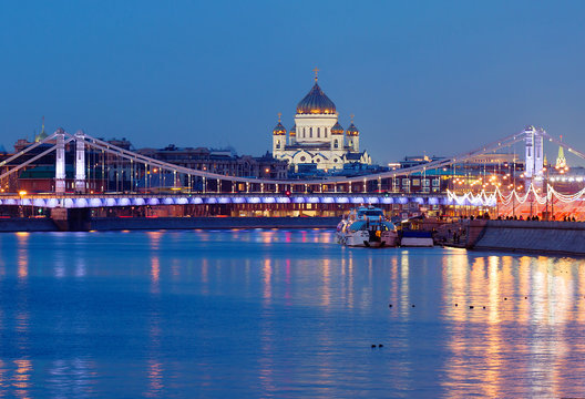 Москва. Храм Христа Спасителя на фоне крымского моста.
