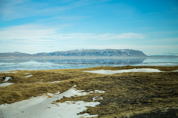 Plan d'eau et montagnes en Islande